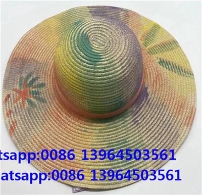 Tranh chiếc mũ giấy phụ nữ đầy màu sắc
