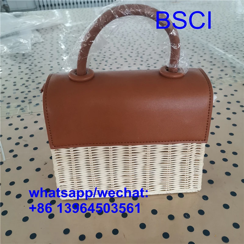 Người mua sắm túi rơm dệt sang trọng