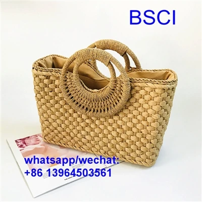 Thu thập túi xách cẩn thận trong mùa thu đông