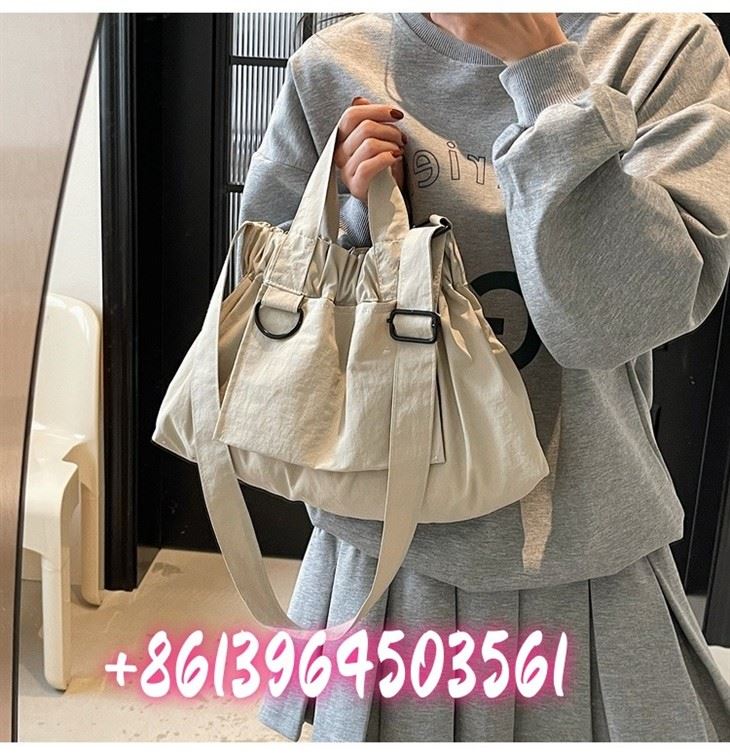 Túi đeo vai bằng vải nylon màu be