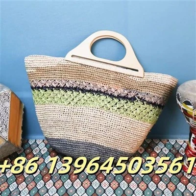 Túi xách raffia với tay cầm bằng gỗ