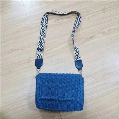 Túi đeo chéo màu xanh có dây buộc kèm băng dính
