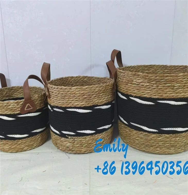 Giỏ lưu trữ dệt trong tủ